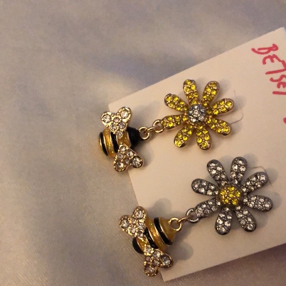 Betsey Johnson Daisy & Bee Mismatched Drop Earrings Crystal Accents NWT - Picture 14 of 15